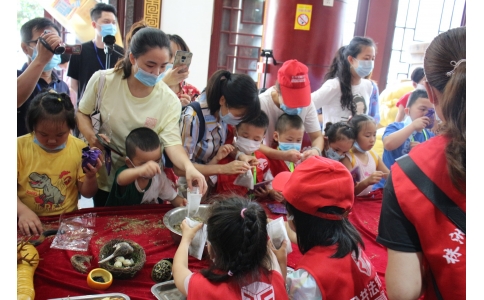20余名小記者齊聚漢方神農中醫(yī)館，探秘端午民俗里的中醫(yī)藥文化！