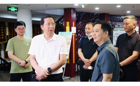 天元區(qū)人大常委會黨組書記、主任周琪一行來漢方神農(nóng)中醫(yī)館調(diào)研指導(dǎo)工作